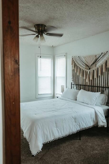 Bluebird Cottage, Walking Distance To Fairgrounds Хатчинсон Экстерьер фото